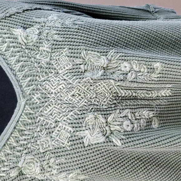 Karyn Seo sage green boho embroidered asymmetric hem distressed details top - Picture 3 of 7